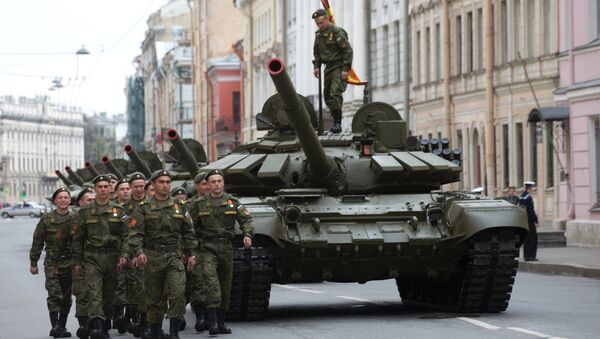 Танки Т-72Б3 во время генеральной репетиции военного парада в ознаменование 70-летия Победы в Великой Отечественной войне 1941-1945 годов в Санкт-Петербурге