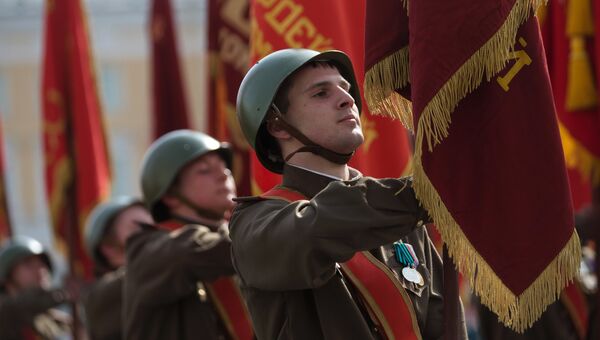 Военнослужащие знаменной группы во время генеральной репетиции военного парада