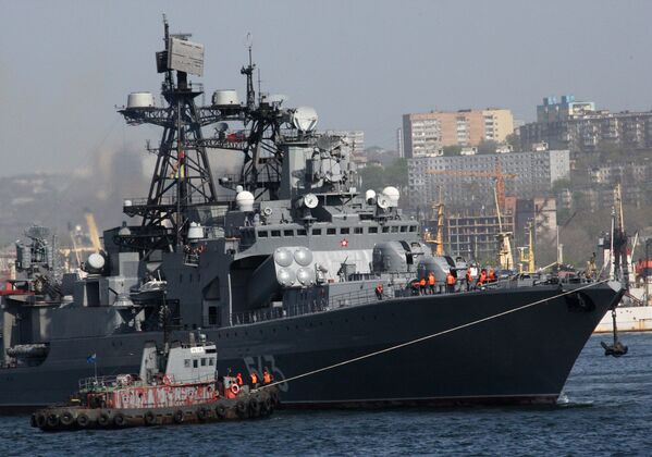 Большой противолодочный корабль (БПК) Маршал Шапошников во время постановки на бочки во Владивостоке