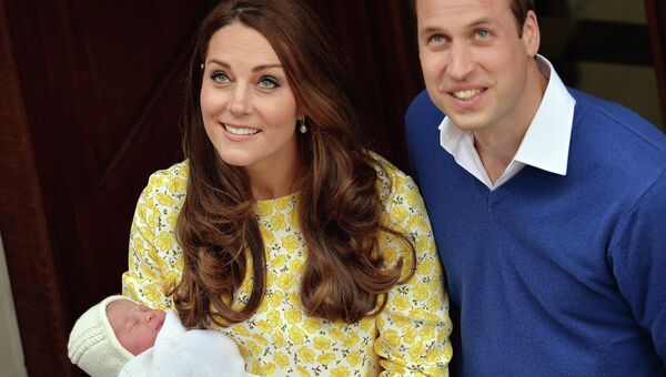 Принц Уильям, герцогиня Кембриджская Кейт и их новорожденная дочка. Архивное фото