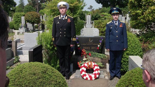 Церемония возложения цветов к могиле Рихарда Зорге в Токио