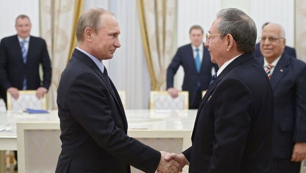 Президент России Владимир Путин и председатель Государственного Совета и Совета министров Кубы Рауль Кастро