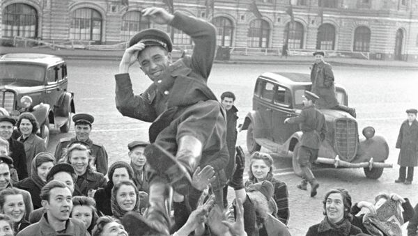 Москвичи подкидывают офицера в день победы 9 мая 1945 г. на Красной площади