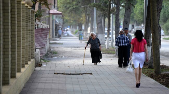 Местные жители на одной из улиц города Цхинвал. Южная Осетия. Архивное фото