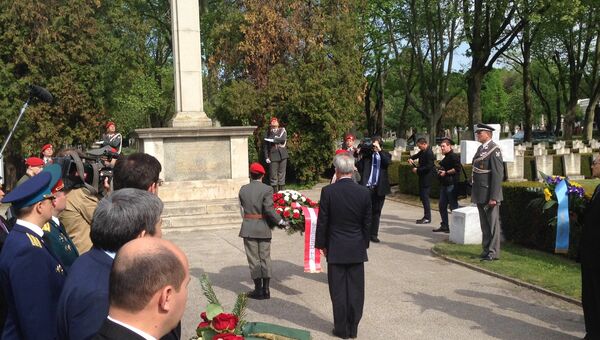 Президент Австрии Хайнц Фишер на Центральном кладбище Вены у могилы советских воинов