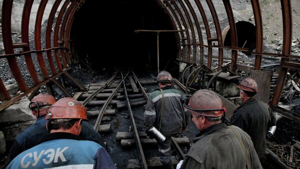 Очередная смена заходит в забой шахтоуправления Восточное (пос. Липовцы), входящего в состав Сибирской угольной энергетической компании (СУЭК)