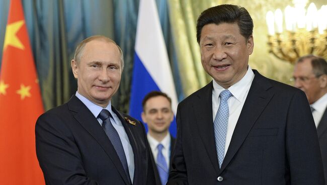 Президент Российской Федерации Владимир Путин и председатель Китайской Народной Республики Си Цзиньпин во время встречи в Кремле
