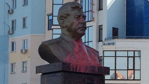 Бюст Сталина, облитый розовой краской в Липецке