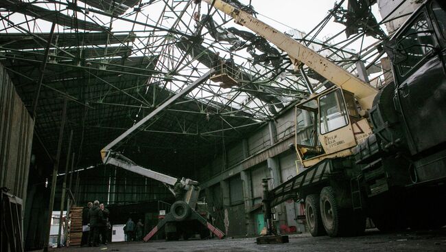 Рабочие проводят восстановительные работы в одном из цехов завода, пострадавшем в результате обстрела города Донецка. Архивное фото