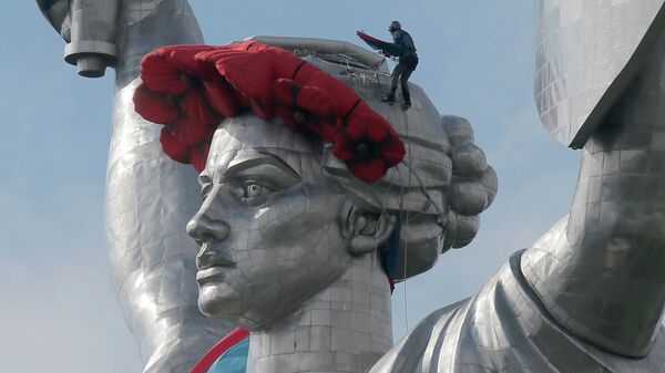 Установка венка из красных маков на монумент-скульптуру Родина-мать в Киеве