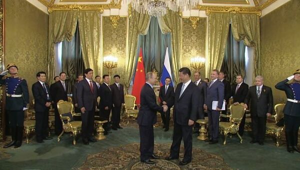 Си Цзиньпин и Владимир Путин пожали друг другу руки на встрече в Кремле