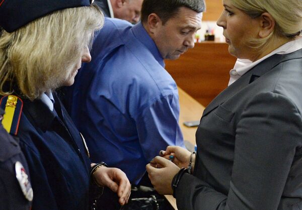 Сотрудники правоохранительных органов берут под стражу Евгению Васильеву