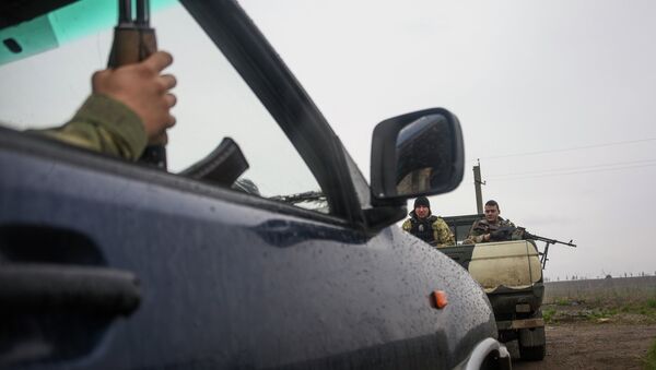 Украинские военные на джипах возле села Широкино
