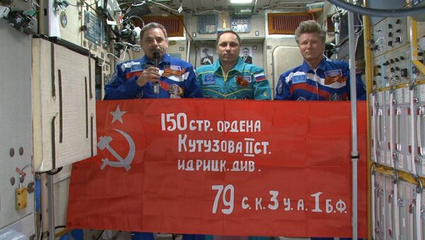 Космонавты развернули знамя Победы на МКС и поздравили ветеранов с праздником