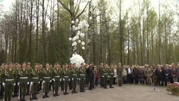 Кадры церемонии захоронения останков 164 советских солдат под Петербургом