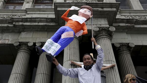 Митинг с требованием отставки вице-президента Гватемалы Роксаны Бальдетти