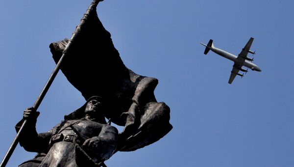 Противолодочный самолет Ил-38 пролетает над памятником борцам за власть Советов на Дальнем Востоке во Владивостоке.