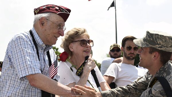 Торжества у мемориала ветеранам Второй мировой войны в Вашингтоне
