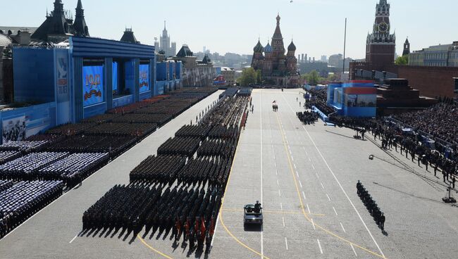 Военнослужащие парадных расчетов во время военного парада в ознаменование 70-летия Победы в Великой Отечественной войне