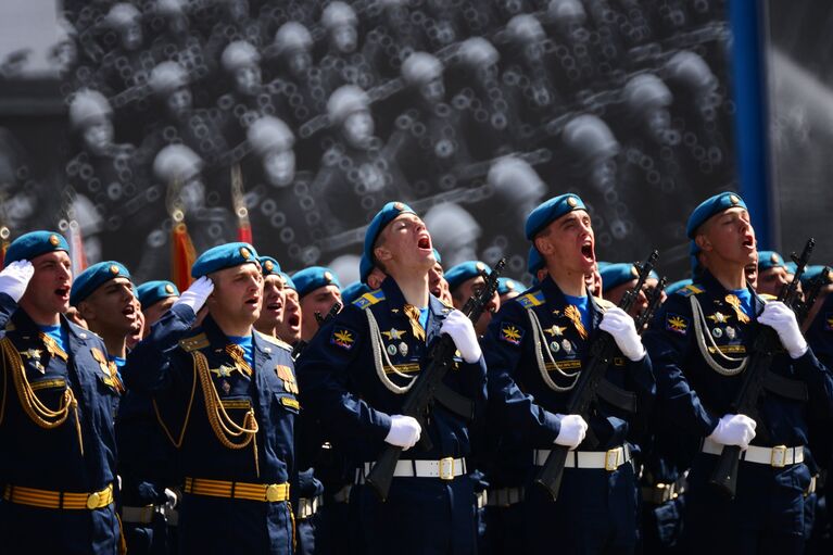 Военнослужащие парадных расчетов во время военного парада в ознаменование 70-летия Победы в Великой Отечественной войне