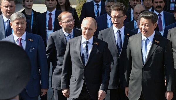 Президент Российской Федерации Владимир Путин перед началом военного парада в ознаменование 70-летия Победы в Великой Отечественной войне
