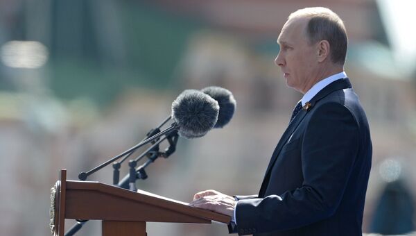 Президент Российской Федерации Владимир Путин выступает во время военного парада в ознаменование 70-летия Победы в Великой Отечественной войне