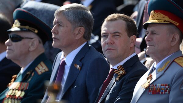 Председатель правительства РФ Дмитрий Медведев и президент Киргизской Республики Алмазбек Атамбаев во время военного парада в ознаменование 70-летия Победы в Великой Отечественной войне