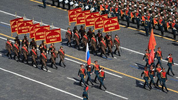 Военнослужащие знаменной группы во время военного парада в ознаменование 70-летия Победы в Великой Отечественной войне