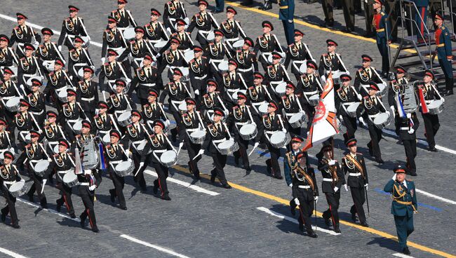Военнослужащие парадных расчетов во время военного парада в ознаменование 70-летия Победы в Великой Отечественной войне