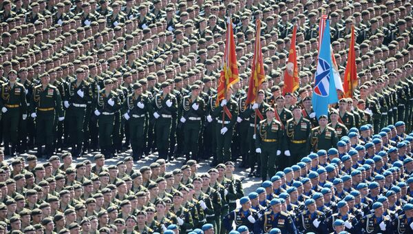 Военнослужащие парадных расчетов во время военного парада в ознаменование 70-летия Победы в Великой Отечественной войне