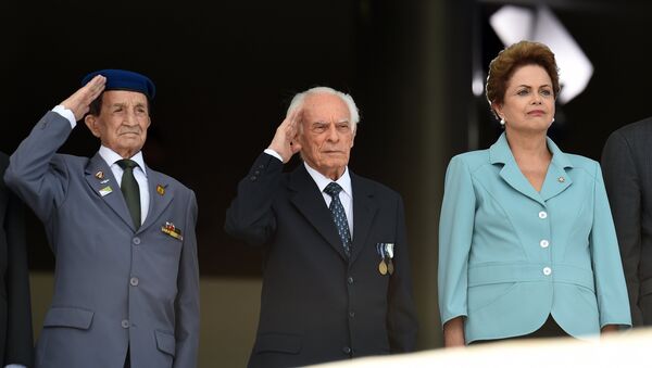 Президент Бразилии Дилма Руссефф и ветераны Второй мировой войны на церемонии по случаю 70-й годовщины победы над фашистской Германией