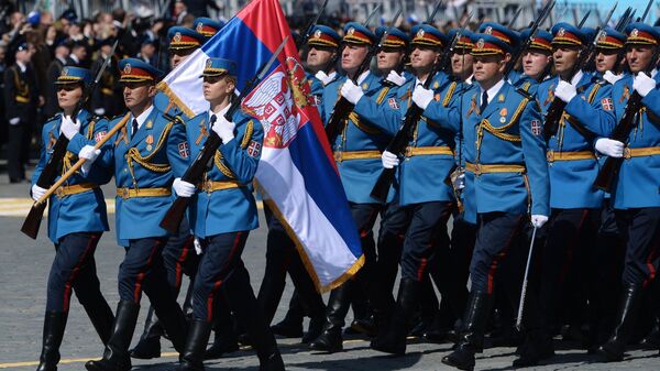 Военнослужащие Вооруженных сил Сербии во время военного парада в ознаменование 70-летия Победы в Великой Отечественной войне