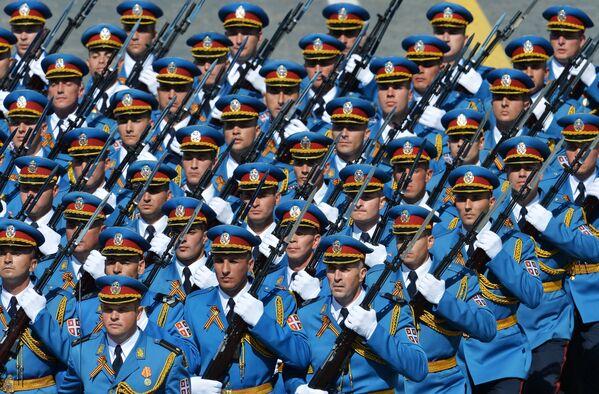 Военнослужащие Вооруженных сил Сербии во время военного парада в ознаменование 70-летия Победы в Великой Отечественной войне