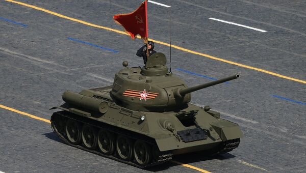 Средний танк Т-34-85 периода Великой Отечественной войны во время военного парада в ознаменование 70-летия Победы в Великой Отечественной войн