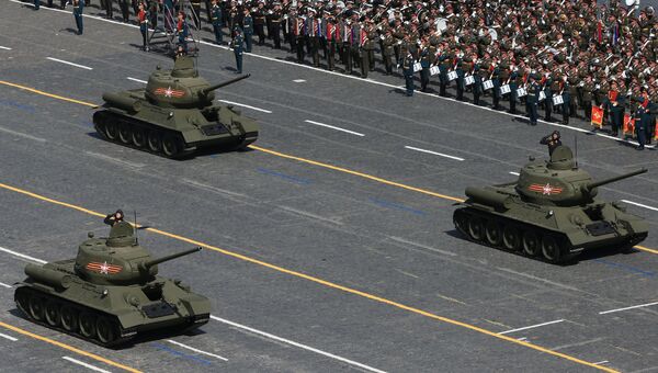 Средний танк Т-34-85 периода Великой Отечественной войны во время военного парада в ознаменование 70-летия Победы в Великой Отечественной войне