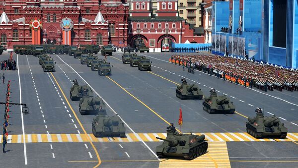 Колонна военной техники во время военного парада в ознаменование 70-летия Победы в Великой Отечественной войне