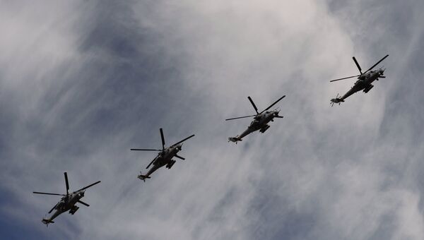 Ударные вертолеты Ми-35 во время военного парада в ознаменование 70-летия Победы в Великой Отечественной войне