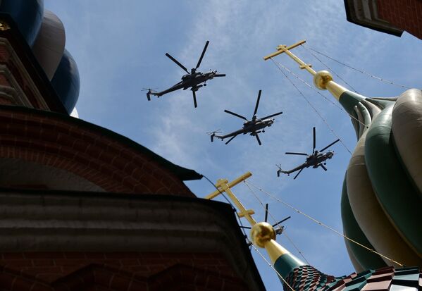 Вертолёты Ми-28Н во время военного парада в ознаменование 70-летия Победы в Великой Отечественной войне