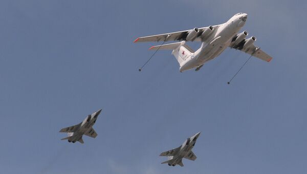 Самолёт-заправщик Ил-78 и фронтовые бомбардировщики Су-24, архивное фото