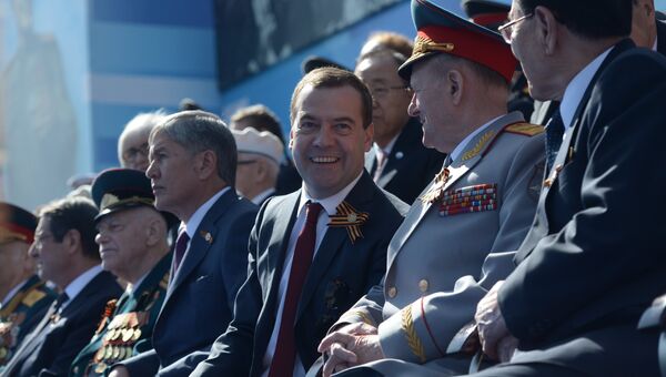 Председатель правительства РФ Дмитрий Медведев и президент Киргизской Республики Алмазбек Атамбаев во время военного парада в ознаменование 70-летия Победы в Великой Отечественной войне
