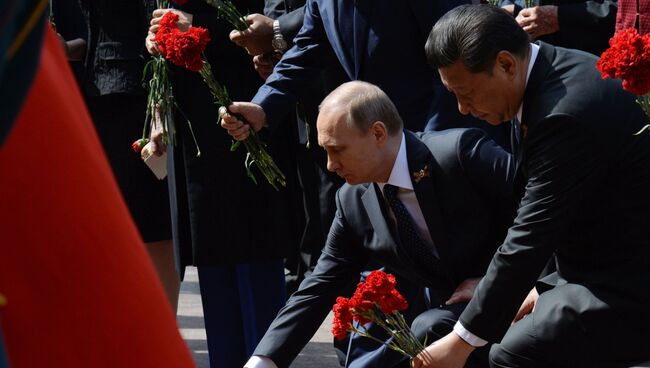 Президент Российской Федерации Владимир Путин и председатель Китайской Народной Республики Си Цзиньпин на церемонии совместного возложения цветов к Могиле Неизвестного солдата в Александровском саду