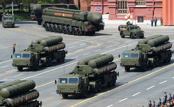 Зенитные ракетные комплексы С-400 Триумф во время военного парада в ознаменование 70-летия Победы в Великой Отечественной войне