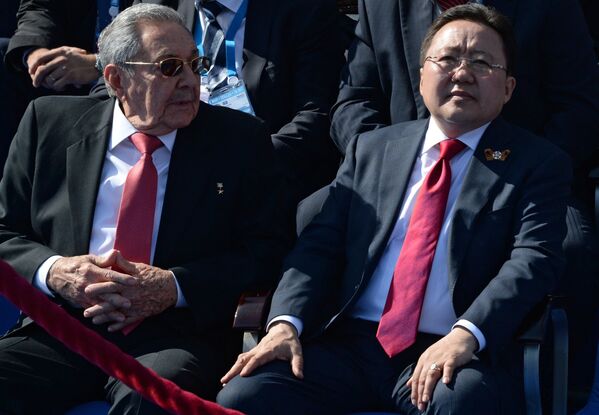 Председатель Государственного Совета Кубы Рауль Кастро (слева) и президент Монголии Цахиагийн Элбэгдорж во время военного парада в ознаменование 70-летия Победы в Великой Отечественной войне
