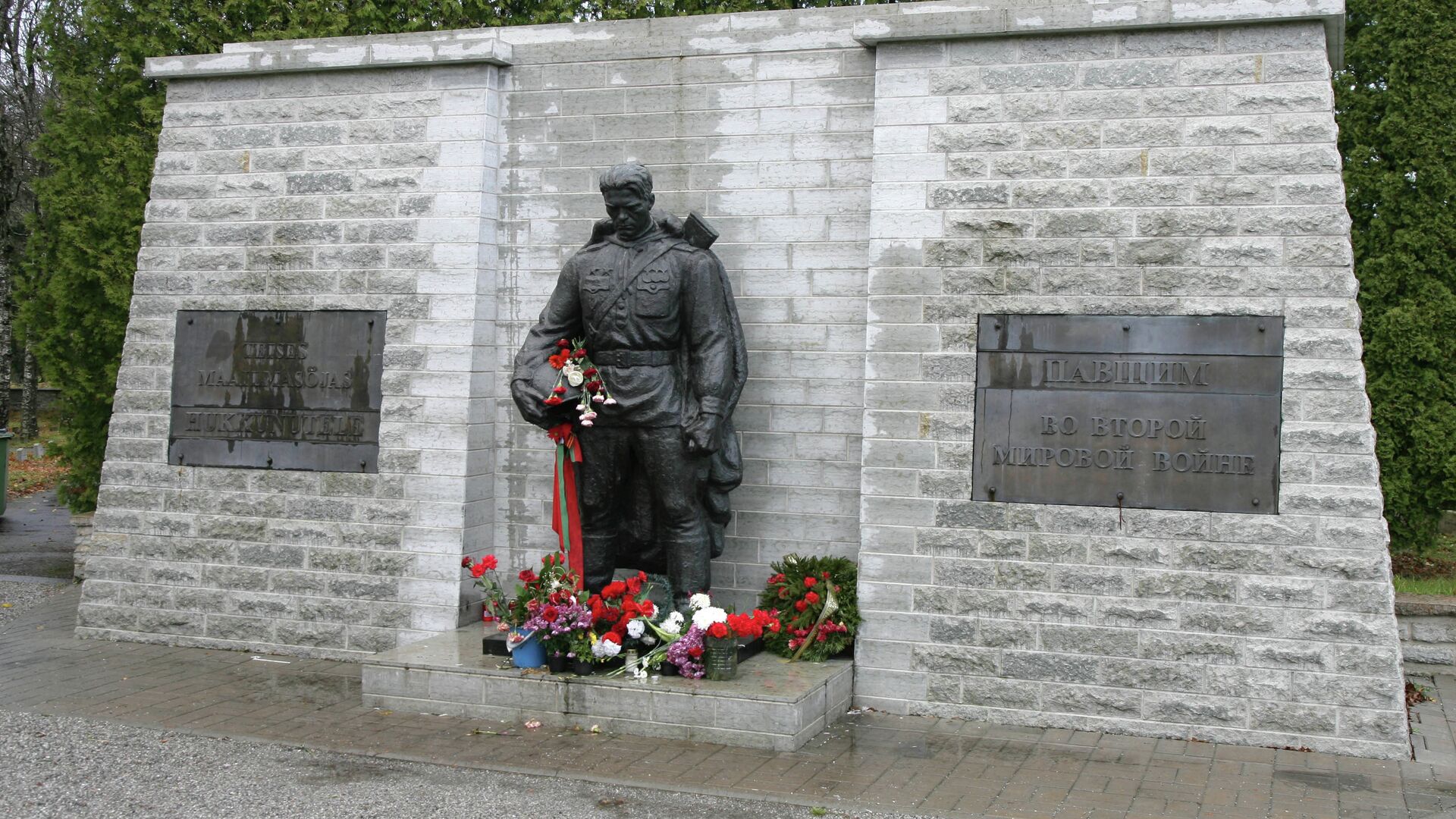 Памятник советскому воину-освободителю Бронзовый солдат на таллинском Военном кладбище - РИА Новости, 1920, 29.04.2022