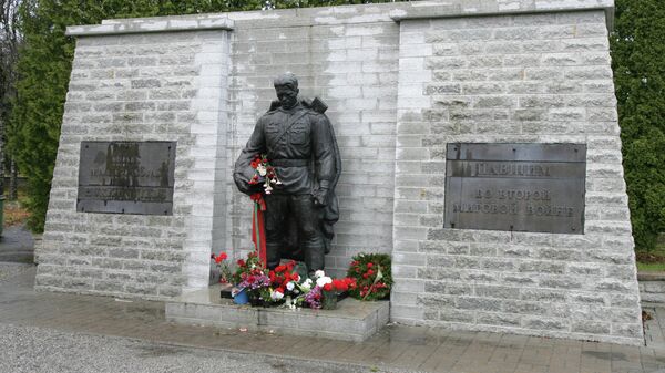 Памятник советскому Воину-освободителю Бронзовый солдат на таллинском Военном кладбище