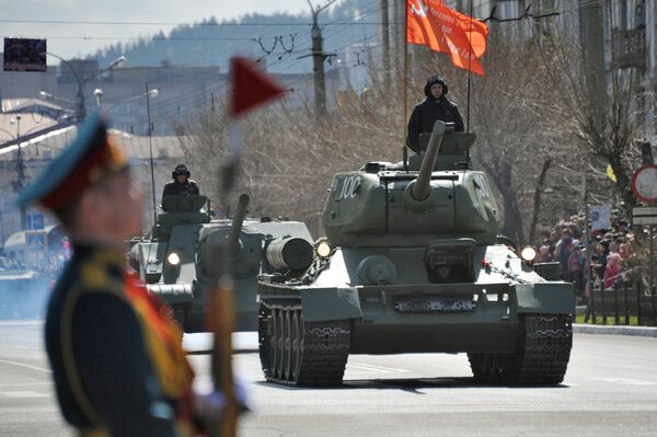 Средний танк Т-34-85 периода Великой Отечественной войны во время военного парада в Чите в ознаменование 70-летия Победы в Великой Отечественной войне