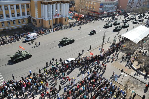 Военная техника на улицах города во время военного парада в Чите в ознаменование 70-летия Победы в Великой Отечественной войне