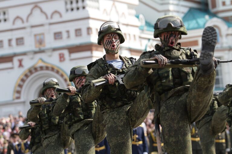 Военнослужащие во время празднования 70-летия Победы в Великой Отечественной войне 1941-1945 годов в городе Омске