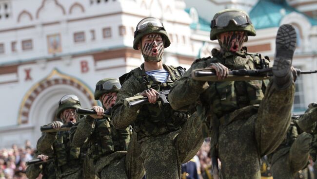 Военнослужащие во время празднования 70-летия Победы в Великой Отечественной войне 1941-1945 годов в городе Омске