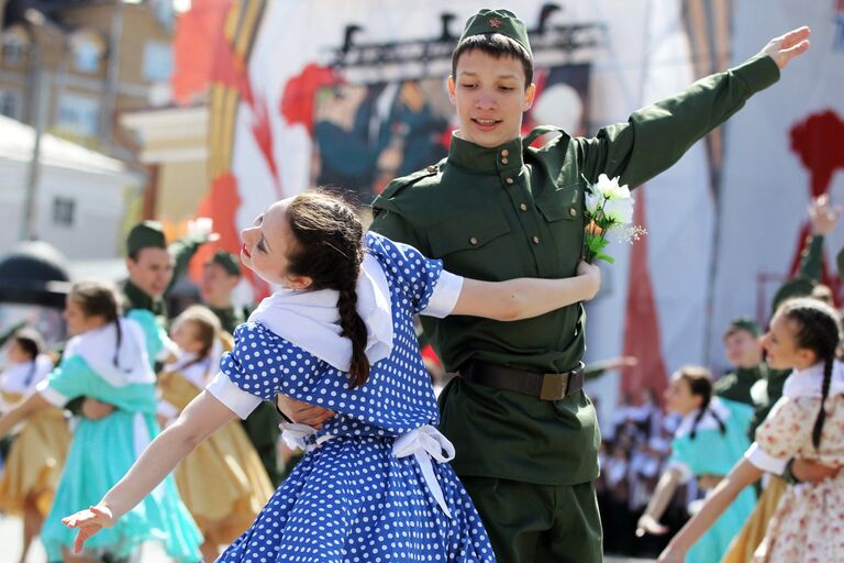 Артисты на параде во время празднования 70-летия Победы в Великой Отечественной войне 1941-1945 годов в городе Казань